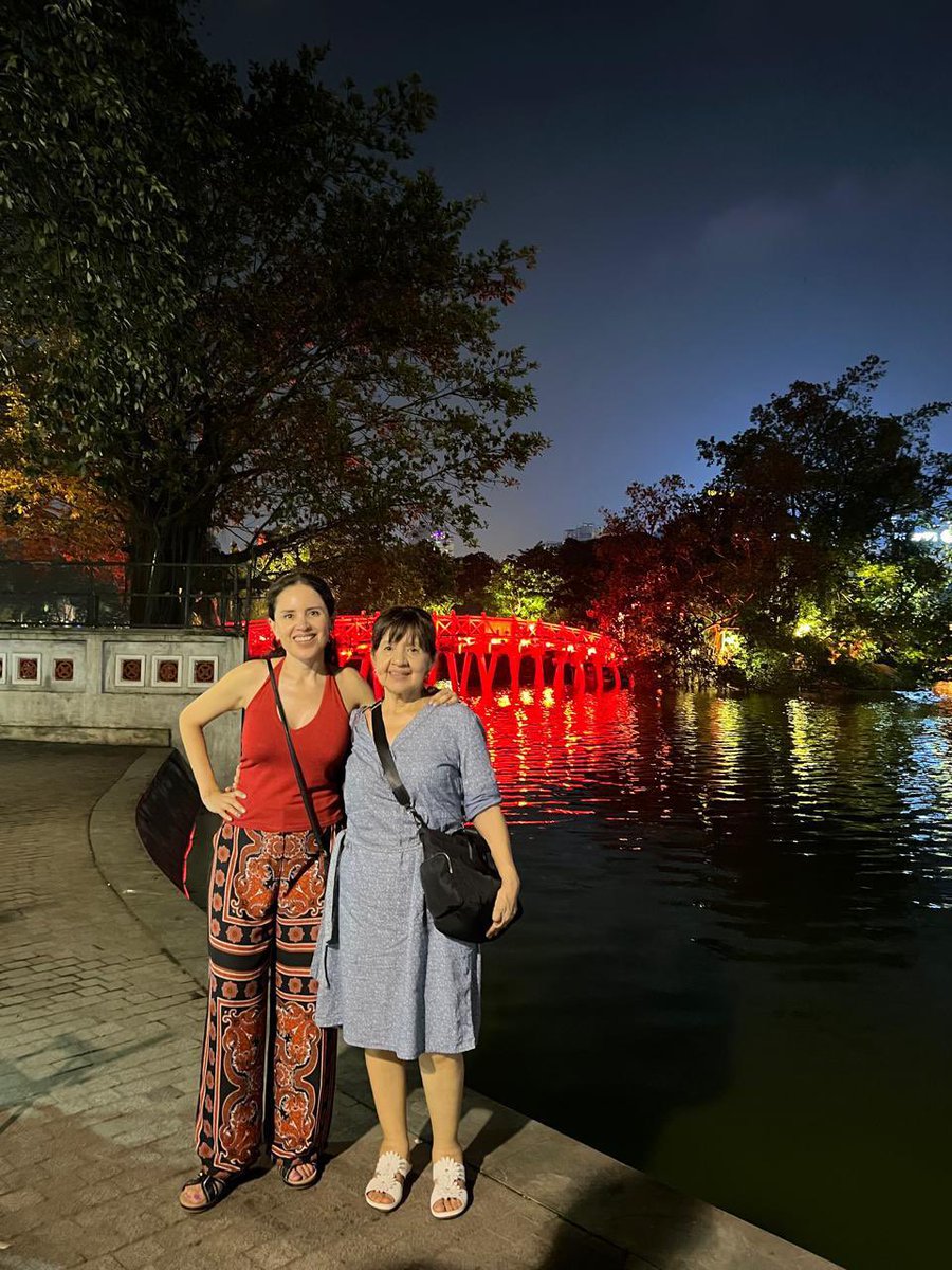 AleidaAzamarA's tweet image. Hanói🇻🇳 es un lugar increíble. Recorrimos avenidas arboladas, templos milenarios y calles que aún conservan la memoria de otras épocas. Desde la Pagoda del Pilar Único, el Templo de la Literatura y los santuarios junto al lago Hoan Kiem, cada sitio guarda una parte de su historia