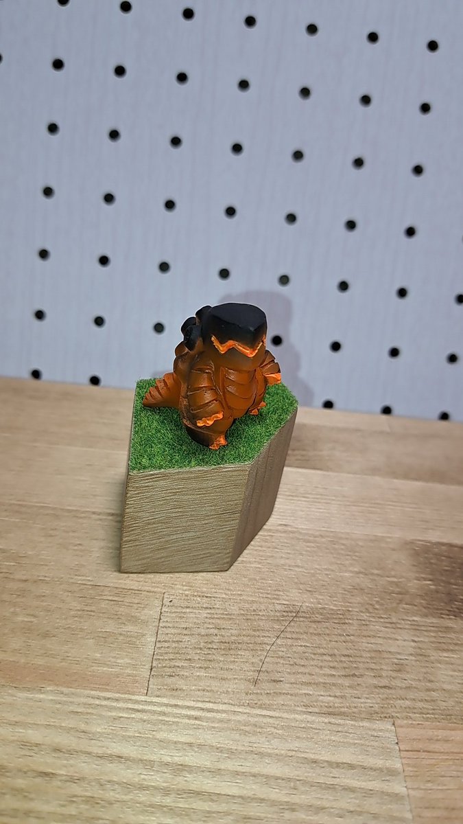 Bottype2's tweet image. 最後がなみもく工房さん(@namimokuatelier)のミドリのカケラと
特製隊さんの(@CTokusatsu)まめ大黒
大黒は自社制作映画の怪獣との事でデザインに一目惚れ …
一目惚れからの衝動買いばかりですね自分()
予算があればドキレンメイやミニ大黒もお迎えしたかった…！
#デザフェス戦利品 
#デザフェス