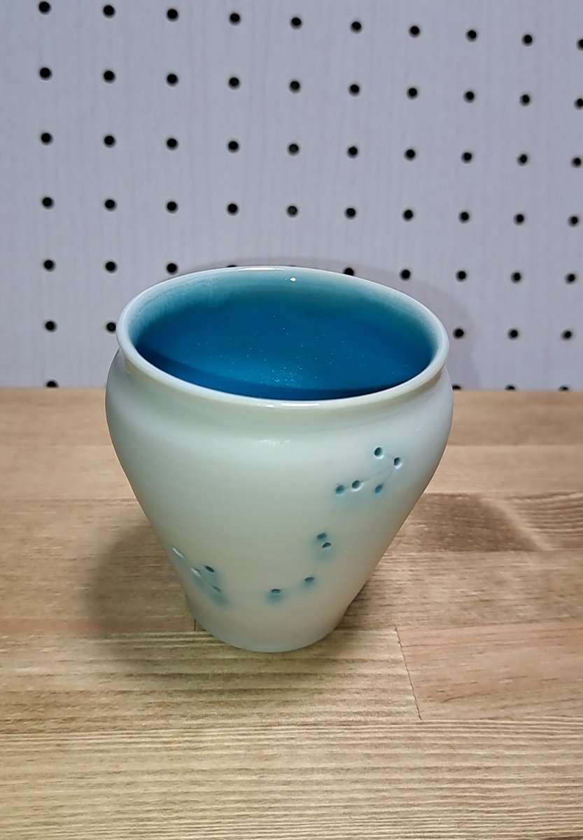 Bottype2's tweet image. SORANOUTUWAさん(@SORANOUTUWA2002)の星座のカップ
爽やかな青色に吸い込まれるように手に取りそのまま購入
中を照らすと星座が輝くのも良き
 
#デザフェス戦利品
#デザフェス