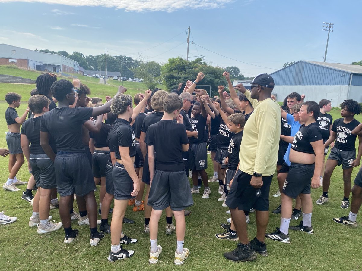 gbi185's tweet photo. @MCMS_Bulldogs 🏈 back to the office after dead week. 👍🏈💪Getting ready so they can be ready. #gothesecondmile @smalltweed42 @MPHSFootball https://t.co/PKVe9SM9Gw