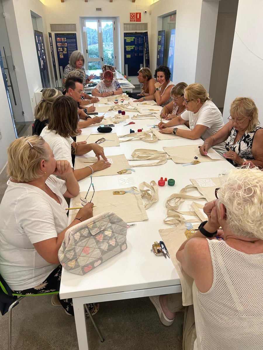 Tarda d'iniciació al borodat japonès sashiko amb la Montse, i totes vosaltres, una meravella! Gràcies!