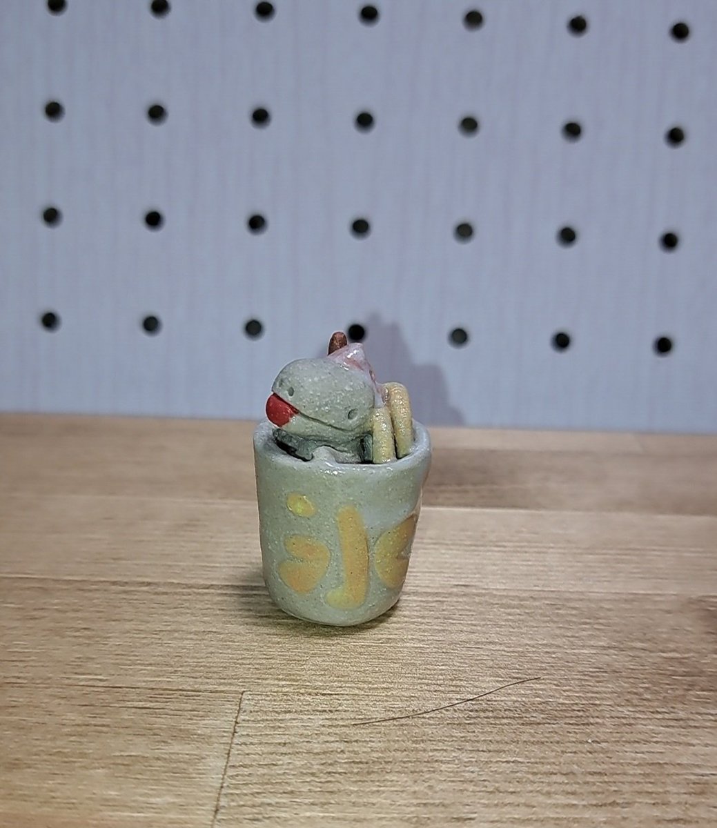 Bottype2's tweet image. 唐みやこさん（@385_kara）の焼き物の恐竜
なんとなく目があった気がする→手にとって運命を感じたのでそのまま購入の流れで作者様から即決ですねって言われちゃった()
#デザフェス戦利品 
#デザフェス