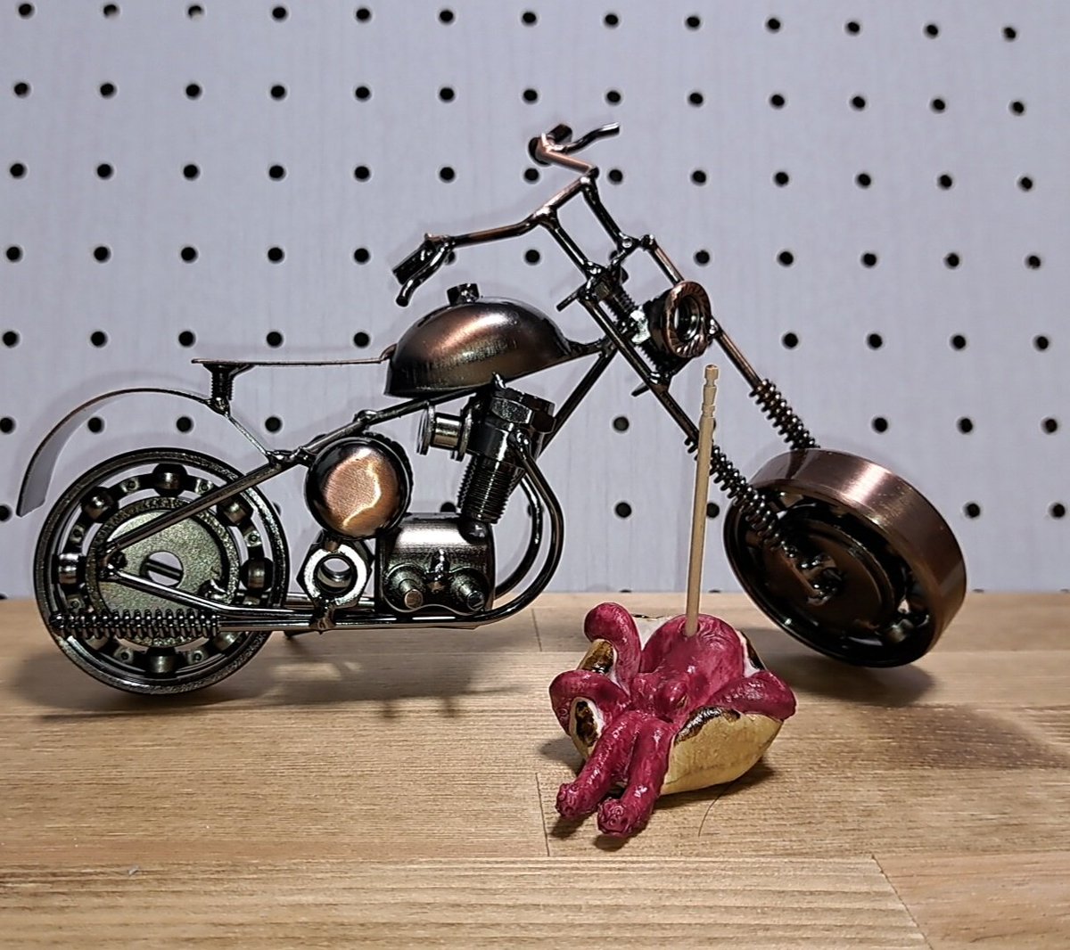 Bottype2's tweet image. 失礼ながら作者名を失念してしまったコンビのタコの箸置きと金属バイク
特にタコの箸置きは名刺までいただいたのに面目ない…
#デザフェス戦利品 
#デザフェス