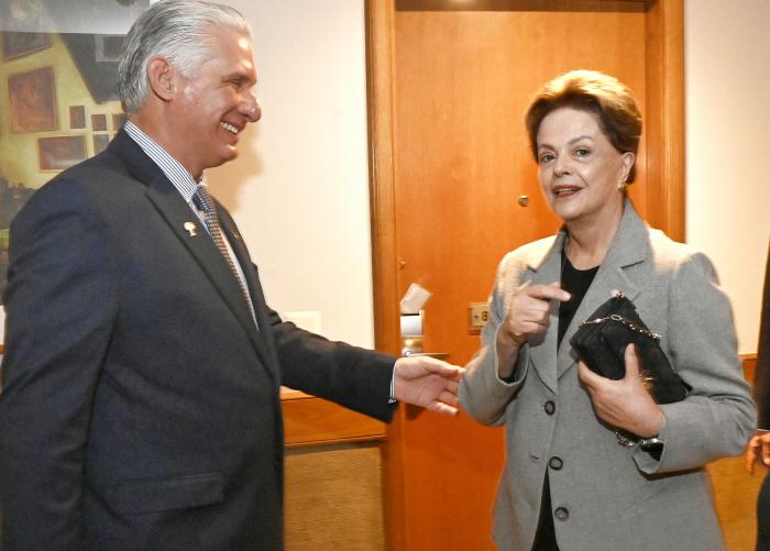 🇨🇺🇧🇷🩺«Hoy, si Brasil tiene otra condición de salud primaria, se lo debemos a Cuba».

🙌 En la mañana de ayer, la presidenta del Nuevo Banco de Desarrollo del Grupo Brics, Dilma Rousseff, trasladó su mensaje de gratitud a la isla caribeña.

🔗 acortar.link/rpGQT2