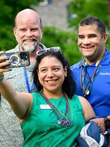 HamiltonCollege's tweet image. It's hard to believe that it's been a month since more than 1,000 alumni returned to the Hill for Reunions! 💙 Relive it all with us: buff.ly/whW56CE
#KnowThyself