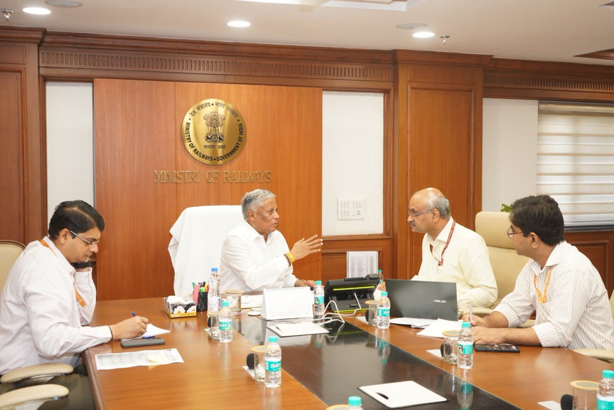 ನವದೆಹಲಿಯಲ್ಲಿಂದು ರೈಲ್ವೆ ಅಧಿಕಾರಿಗಳೊಂದಿಗೆ ಸಭೆ ನಡೆಸಿ, ಬೆಂಗಳೂರು ಉಪನಗರ ರೈಲ್ವೆ ಜಾಲದ ಪ್ರಗತಿ ಮತ್ತು ಯೋಜನೆಯನ್ನು ಮತ್ತಷ್ಟು ವೇಗಗೊಳಿಸಲು ಕೈಗೊಳ್ಳಬೇಕಾದ ಕ್ರಮಗಳ ಪರಿಶೀಲಿಸಲಾಯಿತು.

Chaired a meeting today in New Delhi with senior Railway officials to review the progress and expansion roadmap of the