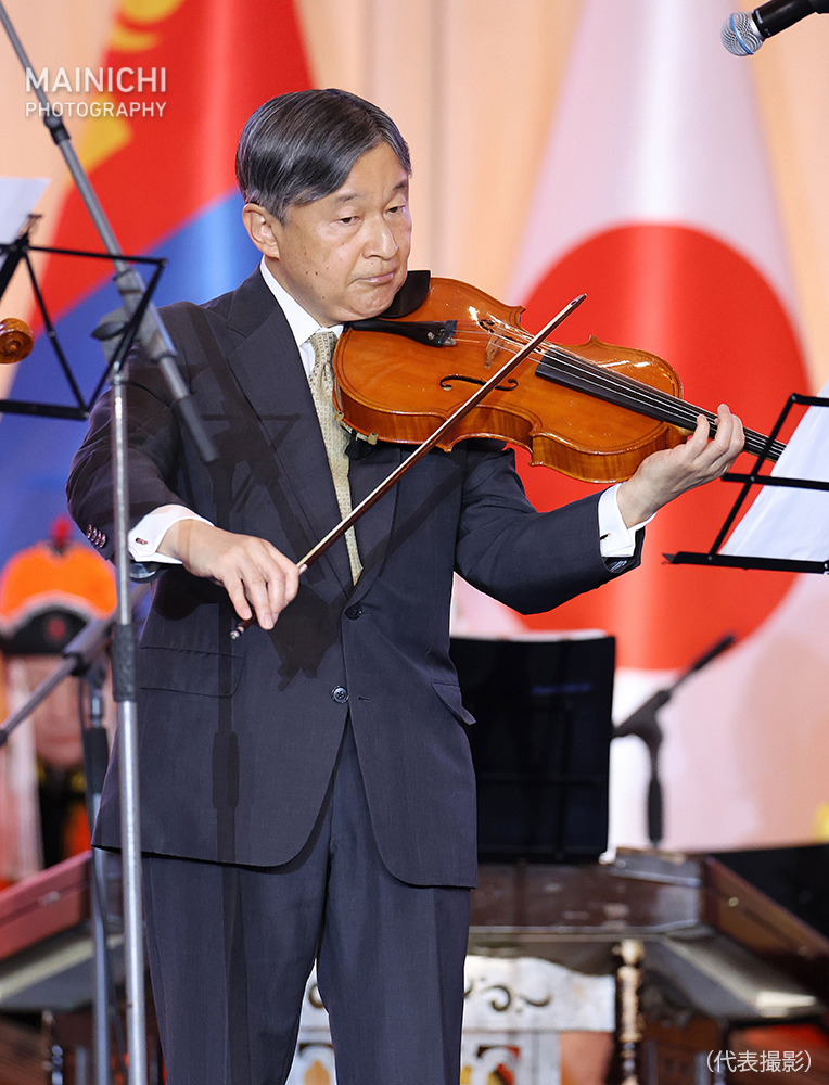 国賓としてモンゴルを公式訪問中の天皇、皇后両陛下は８日、モンゴル大統領夫妻が主催する晩さん会に臨まれました。写真はビオラを演奏される天皇陛下です。

写真特集　mainichi.jp/graphs/2025070…