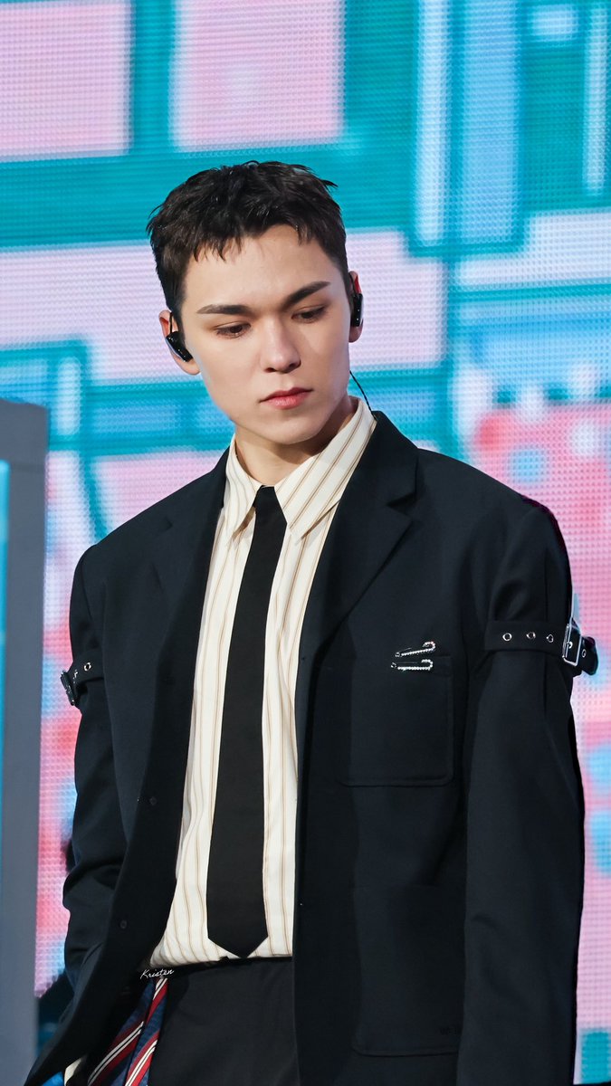 KristenFan0214's tweet photo. Seventeen Caratland 2025 https://t.co/pp1XP5BZqG