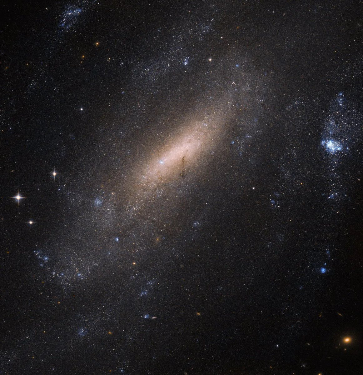 NASAHubble's tweet image. About two-thirds of the spiral galaxies in our universe contain a bar of stars at their centers.
That includes our home galaxy, the Milky Way, and the galaxy in this 2016 Hubble image: IC 5201.
This galaxy resides 40 million light-years away: go.nasa.gov/3IwVYOp