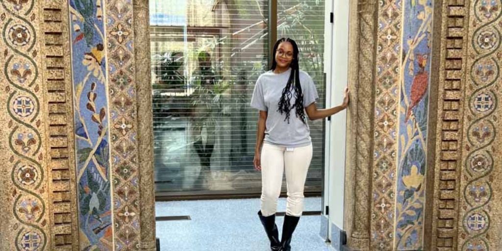 Mya Williams, CAS/MS ’25, wrapped up her zookeeper internship at the Smithsonian National Zoo’s newly renovated Bird House. From feeding delicate shorebirds to prepping meals for powerful owls and kori bustards, she got hands-on experience with some of the world’s most