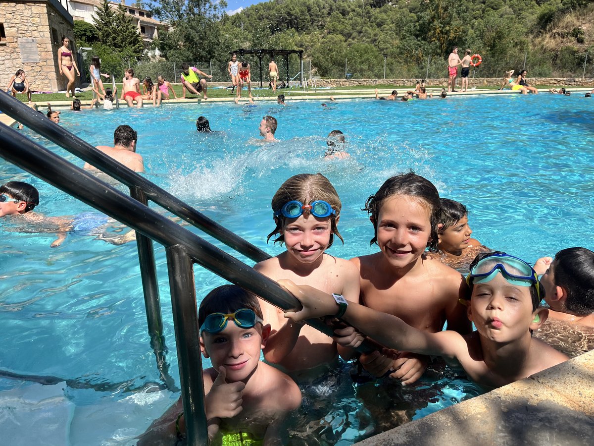 EnglishSummerSA's tweet image. They’re diving in, cooling off and smiling big! There’s nothing like pool time to beat the heat and boost the fun! 💦☀️#pooltime #summercamps
