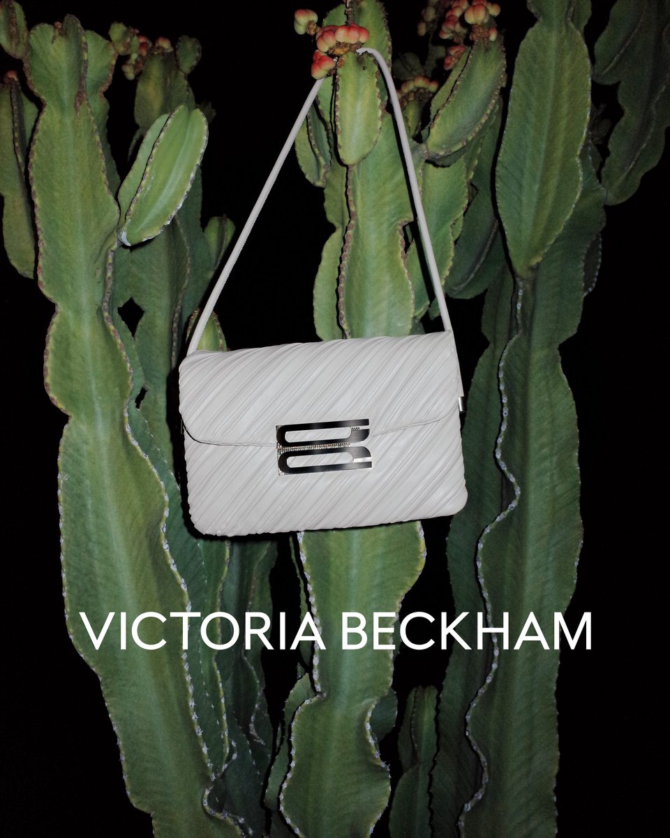 victoriabeckham's tweet image. House icons are reimagined for summer – taking you from day to night with ease.
Shop the #VBDorian and Victoria Clutch at VictoriaBeckham.com and at 36 Dover Street.
#VBHighSummer
