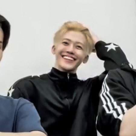 หล่อมาก จะบ้าว่ะ ผมบลอนด์ไถข้าง