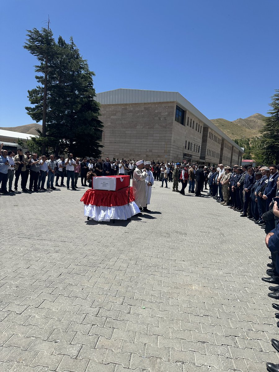 Pençe-Kilit hareket bölgesinde şehadete yürüyen Mutkili hemşerim Piyade Sözleşmeli Er Celattin Uyanık kardeşimizi ebediyete uğurladık. 
Mekanı cennet makamı Ali olsun.