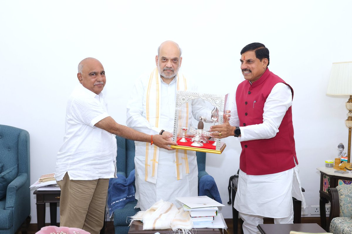 Dr Mohan Yadav (@drmohanyadav51) on Twitter photo आज नई दिल्ली में केंद्रीय गृह एवं सहकारिता मंत्री माननीय श्री <a href="/AmitShah/">Amit Shah</a> जी से भेंट हुई।
इस अवसर पर प्रदेश के विकास के विभिन्न मुद्दों पर उनका मार्गदर्शन प्राप्त हुआ।
<a href="/BJP4MP/">BJP Madhya Pradesh</a> के माननीय प्रदेश अध्यक्ष श्री हेमंत खंडेलवाल जी भी साथ थे।
<a href="/Hkhandelwal1964/">Hemant Khandelwal</a> आज नई दिल्ली में केंद्रीय गृह एवं सहकारिता मंत्री माननीय श्री <a href="/AmitShah/">Amit Shah</a> जी से भेंट हुई।
इस अवसर पर प्रदेश के विकास के विभिन्न मुद्दों पर उनका मार्गदर्शन प्राप्त हुआ।
<a href="/BJP4MP/">BJP Madhya Pradesh</a> के माननीय प्रदेश अध्यक्ष श्री हेमंत खंडेलवाल जी भी साथ थे।
<a href="/Hkhandelwal1964/">Hemant Khandelwal</a>