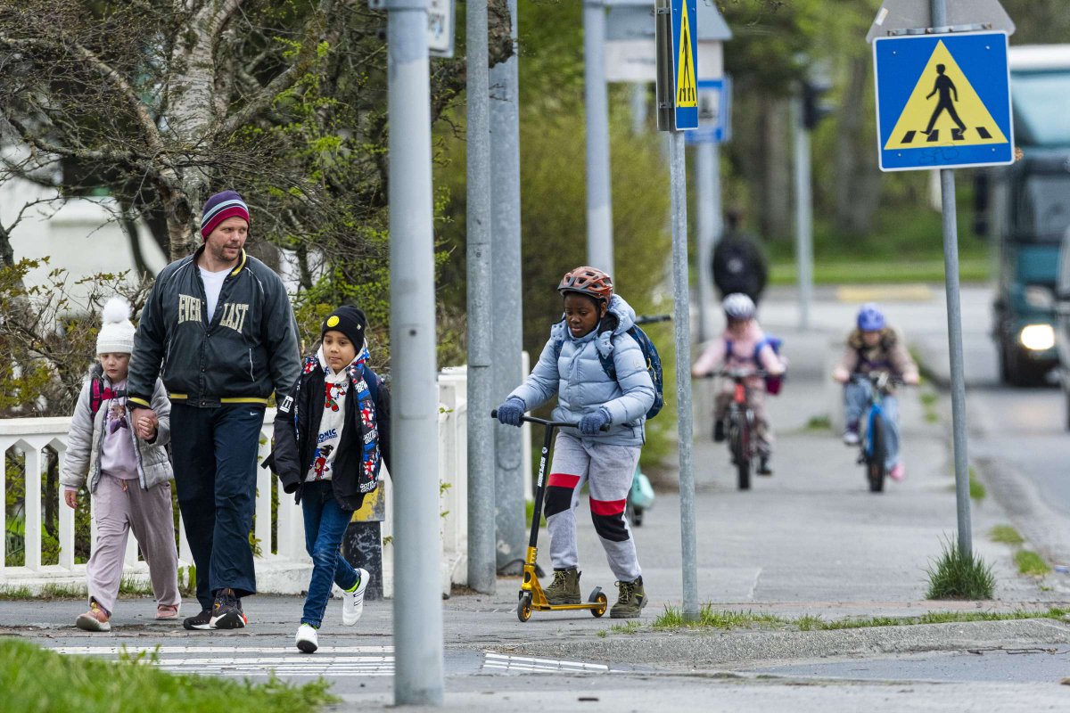 Færri börn í höf­uð­borg­inni löbb­uðu í skól­ann í fyrra en ár­ið áð­ur og fleiri fóru í einka­bíl. For­eldri seg­ir það mik­il­vægt í upp­eldi dótt­ur sinn­ar að hún hreyfi sig og læri að upp­lifa um­hverfi sitt fót­gang­andi. heimildin.is/grein/24839/fl…