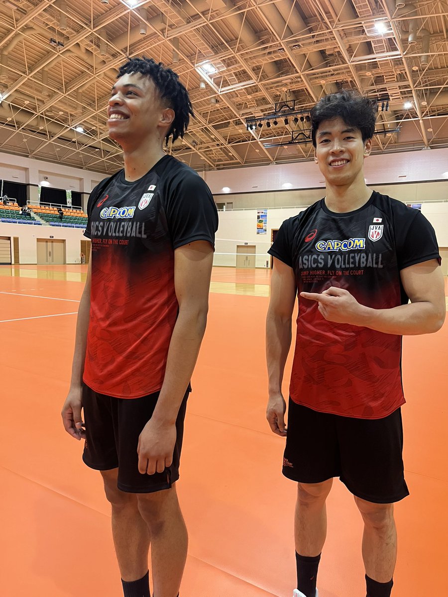 fujitv_volley1's tweet photo. #男子日本代表 が沖縄で今季初となる公開練習を行いました⛱️
会場には約1500人のファンが集まり大盛り上がり🥳
スパイクを打つと歓声や沖縄らしく指笛が鳴り響いていました🌺

そして、パリ五輪でスタメンとしてチームをけん引していた #石川祐希 主将・#髙橋藍 選手・#山本智大 選手・#山内晶大 選手・#小野寺太志 選手がこの合宿から合流しました🔥

きょうの1枚は #宮浦健人 選手と #エバデダンラリー 選手のお2人と石川選手・髙橋藍選手コンビです👬✨

#勇往邁進LosAngeles2028