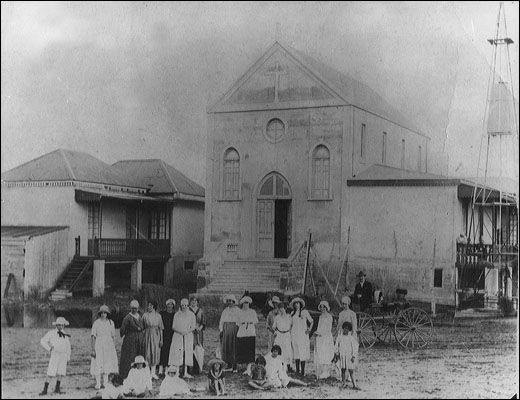 Capilla y casa de descanso de los monjes carmelitas, donadas por la familia Repetto y en pie entre 1917 y 1921. #Ostende 

(Archivo desconocido)