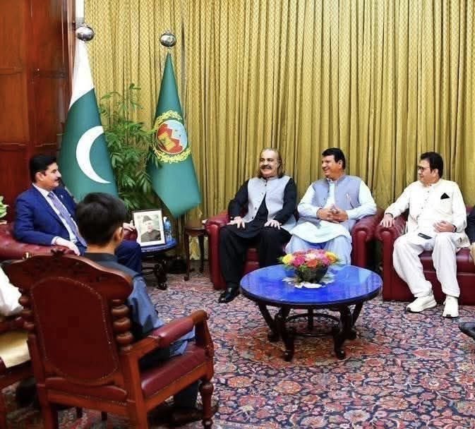 تو پیار ہے کسی اور کا 
تجھے چاہتا کوئی اور ہے
تو پسند ہے کسی اور کا 
تجھے مانگتا کوئی اور ہے۔۔۔۔