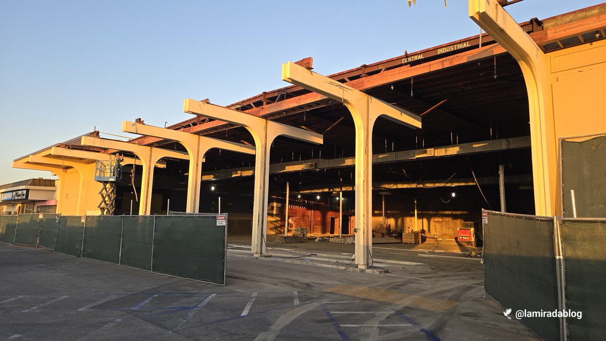 LaMiradaBlog's tweet image. 🌄 The Tuesday sunrise reveals a lot of progress the last few days at the new Northgate Market site.

#LaMirada #NorthgateMarket #LaMiradaBlog #LocalNews