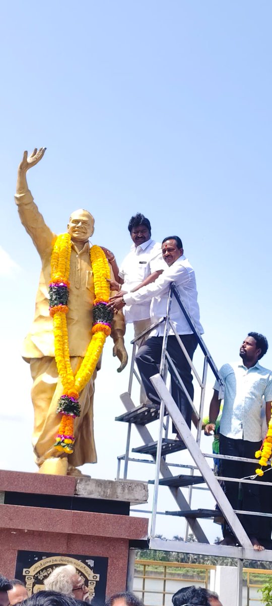 ఈరోజు మహానేత దివంగత మాజీ ముఖ్యమంత్రి YS రాజశేఖర్ రెడ్డి గారి 76వ జయంతి కార్యక్రమం ముమ్మిడివరం నియోజకవర్గం, పోలమ్మచెరువు గట్టున  మహానేత విగ్రహం వద్ద ముమ్మిడివరం మాజీ శాసన సభ్యులు, నియోజకవర్గ ఇంచార్జ్  గౌరవశ్రీ పొన్నాడ సతీష్ కుమార్ గారు ఆధ్వర్యంలో ఘనంగా నిర్వహించడం జరిగింది.