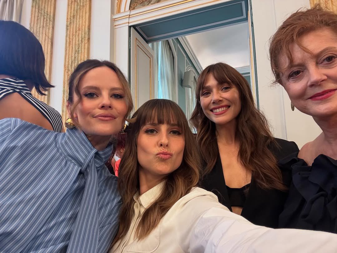 wandasolsen's tweet image. Elizabeth Olsen in a selfie with Pauline Chalamet, Susan Sarandon and Sarah Ramos