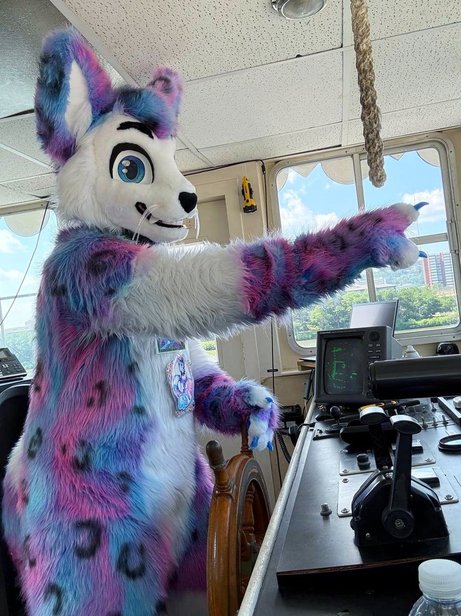 ✨🛥️Would You Trust This Kitty As Your Captain?? 🛥️✨

Massive thankies to the #Anthrocon River Cruise peeps for letting me steer (and absolutely not crash) the boat! 

📸 - <a href="/TheHolyFlapjack/">Flapjack</a>