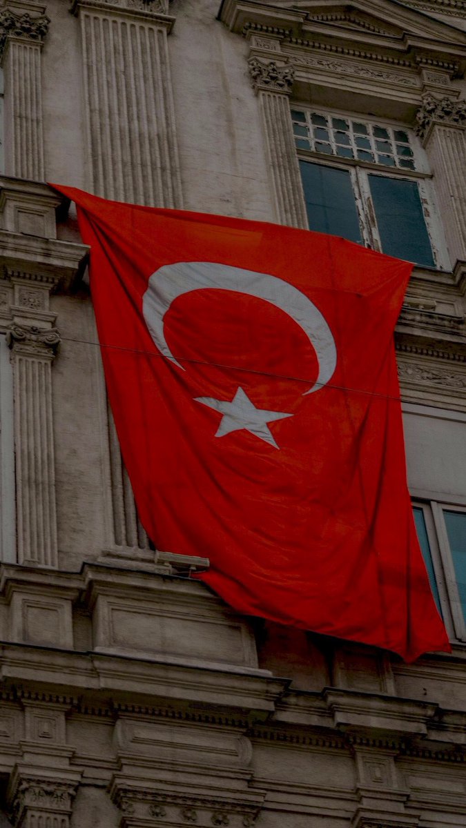 Kendi öz yurdumda ben miyim garip? Beni bir köşeye atan utansın.
Eğilmiyor diye kurdu hor görüp, iti el üstünde tutan utansın!