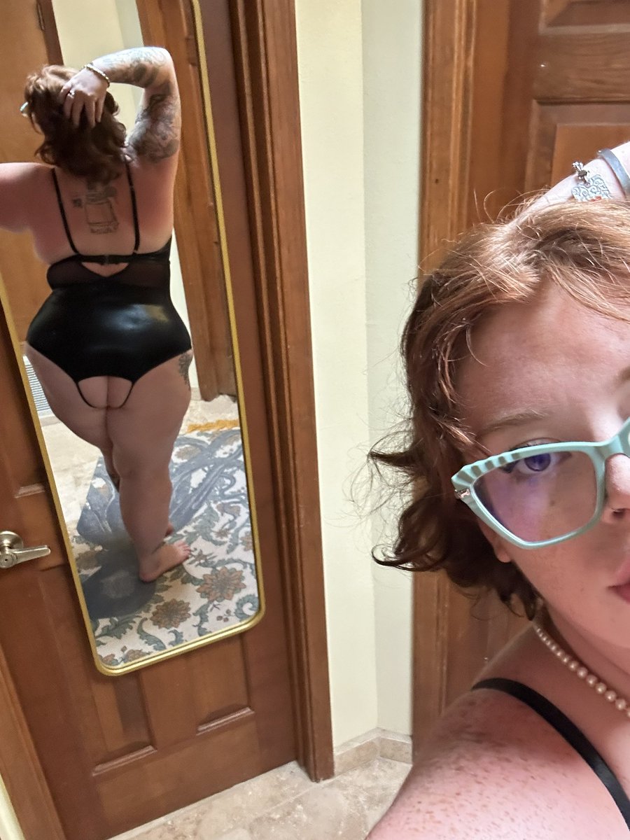 This outfit needs a face to sit on, to accessorize properly 😈