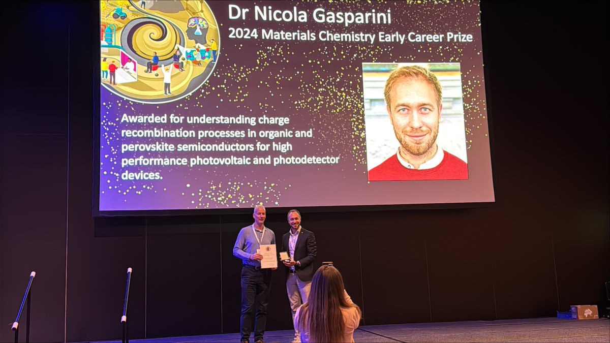 CheMResImperial's tweet image. 🌟 Congratulations to Dr Nicola Gasparini ( MRes course director at @impchemistry ) on receiving the 2024 RSC Materials Chemistry Early Career Prize at #RSC #MC17! 🏅🔬
📸
#MaterialsChemistry #SustainableTech #ScienceExcellence #MC17 #RSC2024