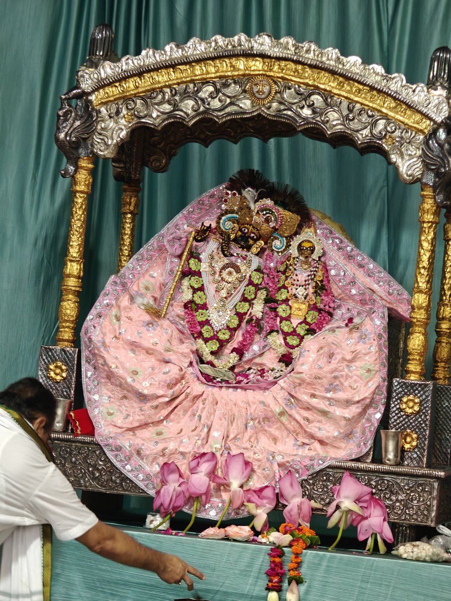 _golgappi's tweet photo. This is how I spent my bday!🥹
Being in barsana vrindavan on my bday and that by twinning with shayama ju😭🙏🏻❤️🪷(I wore pink too)
This was the best bday ever😭🙏🏻🧿
(1) https://t.co/EpQ1Z5TPFH