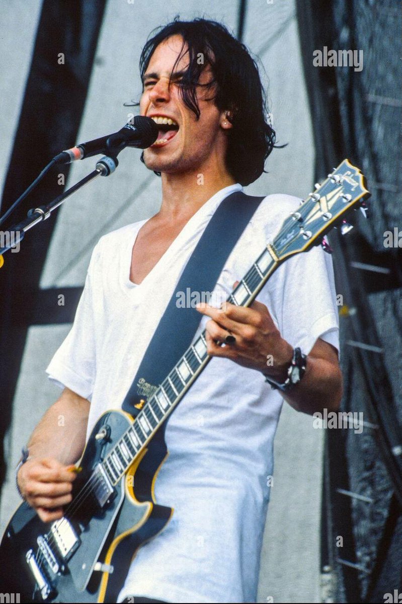acervobuckley's tweet image. jeff buckley ao vivo no festival torhout werchter em 1995.