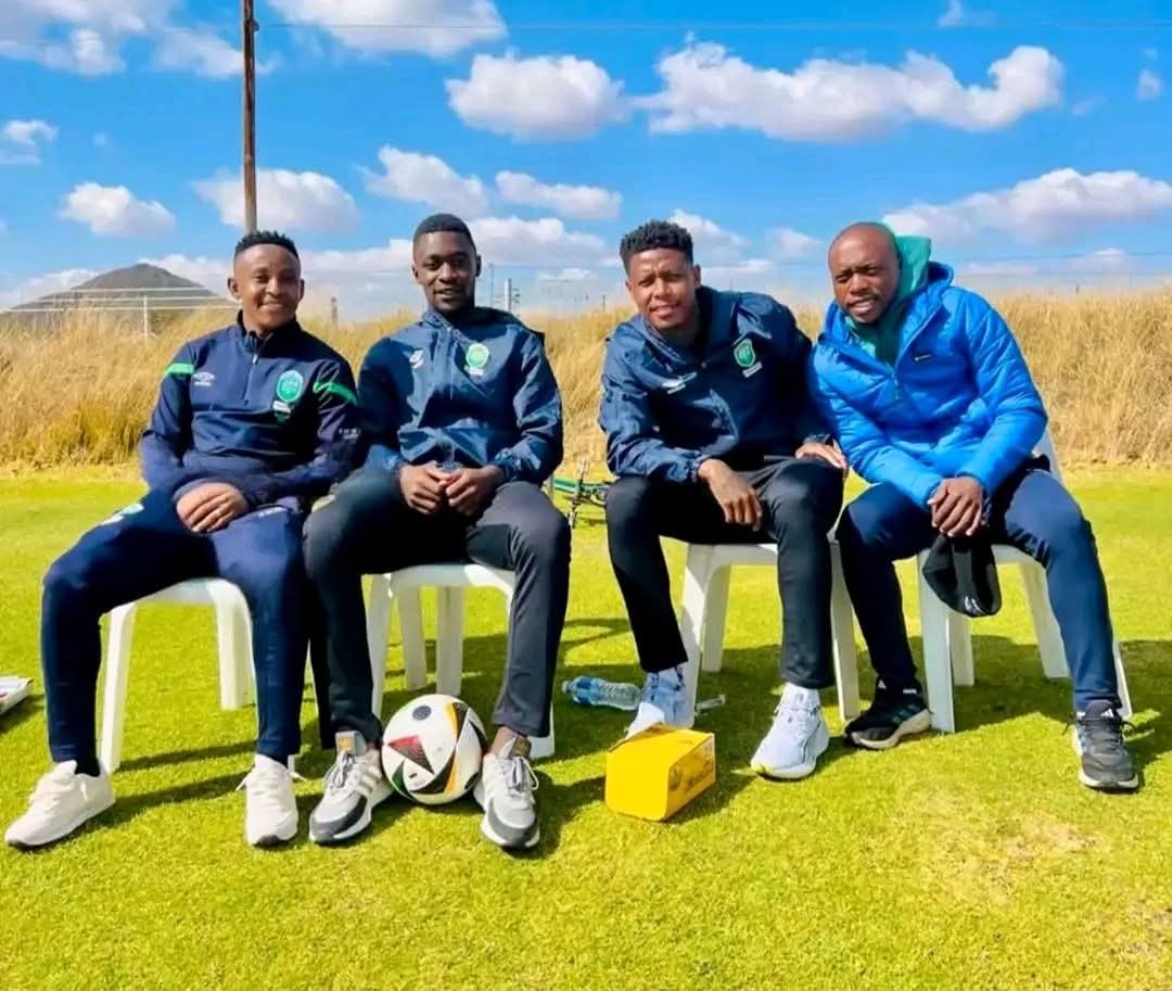 Thando with new teammates <a href="/BonganiZungu08/">Bongani Zungu</a> @ ekstein #Usuthu