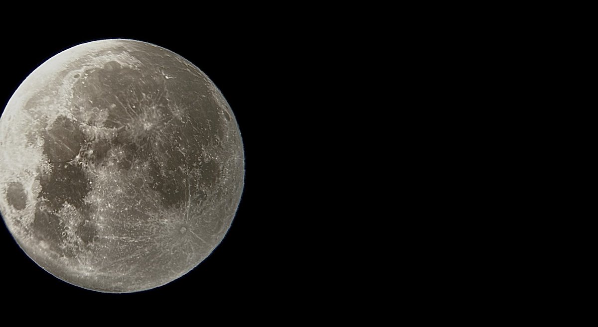 hajaralls's tweet image. the moon reminds me of you