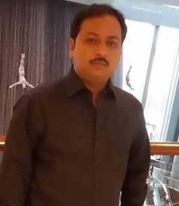 SyedKamran_'s tweet photo. محکمہ آبپاشی سندھ کی بیگاری بند ڈویژن میں اربوں روپے کے کرپشن اسکینڈل !!!

عرفان بھنگر "جو در اصل ایریگیشن میں ڈرافٹ مین ہے"  محکمہ ایریگیشن کا بیگاری ڈویژن چلاتا ہے۔ عرفان بھنگر کی مرضی سے ایکسئین مقرر کیا جاتا ہے اور اسی کی مرضی سے ٹینڈر کلارک اور اسٹور کیپر تعینات ہوتا ہے۔ 2022/23  کی بارش/فلڈ میں قومی خزانے کو اربوں روپے کا چونا لگایا تھا۔ 
 
2023 تا 2025 تک قومی خزانے سے ایک ارب سے زائد بجٹ ریلیز کروایا گیا "جو کہ سالانہ بجٹ سے علیحدہ ہے" عرفان بھنگر نے ایکسئین اصغر عالمانی کے ساتھ ملکر ہڑپ کرلیا۔ 

 چیف انجینئر سردار شاہ نے ایکسئین اصغر عالمانی سے  2024/25 رلیز ہونے والے بجٹ 41 کروڑ روپے خرچ کرنے کی تفصیلات طلب کیں تو دونوں میں تلخ کلامی ہوئی مگر اخراجات کی تفصیلات کا کوئی جواب نہیں دیا گیا۔
عرفان بھنگر کی کرپشن کا اندازہ اس بات سے لگائیں کہ بیگاری ڈویژن پر اینٹی کرپشن سکھر ریڈ کرنے والا تھا عرفان بھنگر کو خبر ملی تو اس نے اینٹی کرپشن سرکل آفیسر کا تبادلہ کروانے کا بندوبست کرلیا جس پر اینٹی کرپشن سرکل آفیسر نے معافی مانگ کر اپنی جان چھڑوالی۔ 

بیگاری ڈویژن میں مئی 2025 کو انور سومرو ایکسئین مقرر کیا جاتا ہے مگر جیسے ہی اینٹی کرپشن انگڑائی لیتا ہے تو عرفان بھنگر نے  چھٹی کے دن اتوار کو کراچی سے دوبارہ اصغر عالمانی کی تقرری کروائی۔ 

ایک انگوٹھا چھاپ ڈرافٹ مین جو ٹھیکیدار بن کر قومی خزانے کو اربوں روپے کا ٹیکہ لگا چکا ہے نیب و دیگر ادارے اس کے خلاف کاروائی کرنے سے ہچکچا  رہے ہیں۔ اس کا یہی نتیجہ نکلتا ہے کہ اس دھندے میں سب ملوث ہیں اور کرپشن ختم کرنے کے صرف ڈرامے رچا کر قوم کو بیوقوف بنایا جا رہا ہے۔