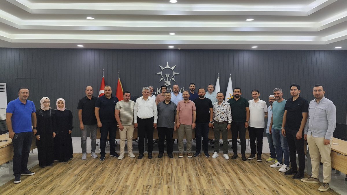yusufsayin's tweet image. Selçuklu Ak Parti Teşkilatı yönetiminde İsrail-İran Geriliminin Türkiyeye etkilerini ele aldık. Ev sahipliği içinSn Başkan  Arif Bağcı (@arifbagci) ve Mahmut Okka’ya (@m_s_okka) teşekkür ederim.
@akpartiselcuklu @Akparti