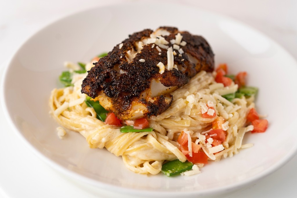A must-try! 🍴
Our Blackened Cod Alfredo brings bold flavor to the table—tender Atlantic cod over linguini, tossed with scallions, snow peas, chopped tomato, and shaved Asiago.

#SeafoodLovers