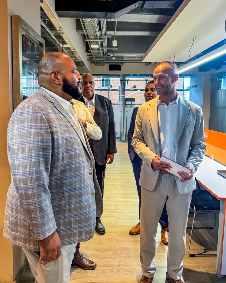 👔¡Recibimos en nuestras oficinas al Ministro de Desarrollo Económico de Curaçao!

✈️Directamente desde la isla, el Ministro Roderick Middelhof llegó a nuestras oficinas junto con miembros de su equipo para reunirse con nuestro director.

👉🏼Más detalles: linkedin.com/feed/update/ur…