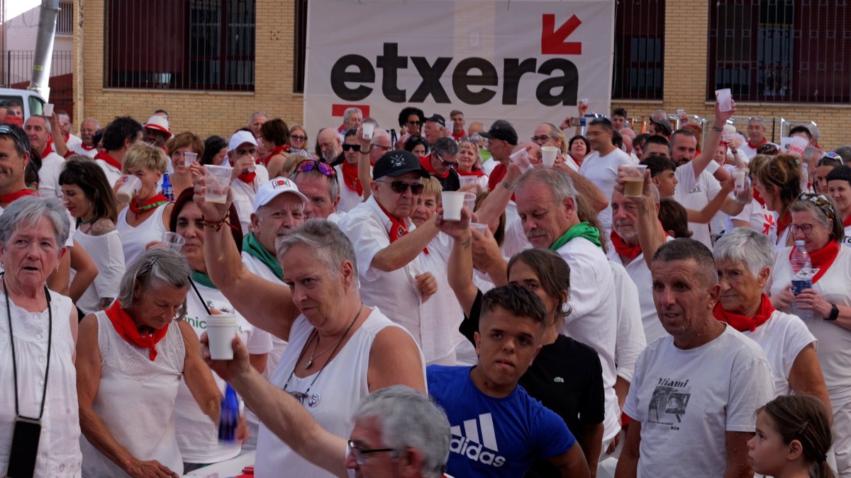 🔻#SanFerminak
[🎦BIDEOA] "Bada garaia preso eta iheslari politikorik gabeko Sanferminak ospatzeko" 

Sare Herritarra eta Etxerat elkarteko Sanferminetako herri bazkaria Antsoainen ospatu da gaur
ahotsa.info/albisteak/bada…