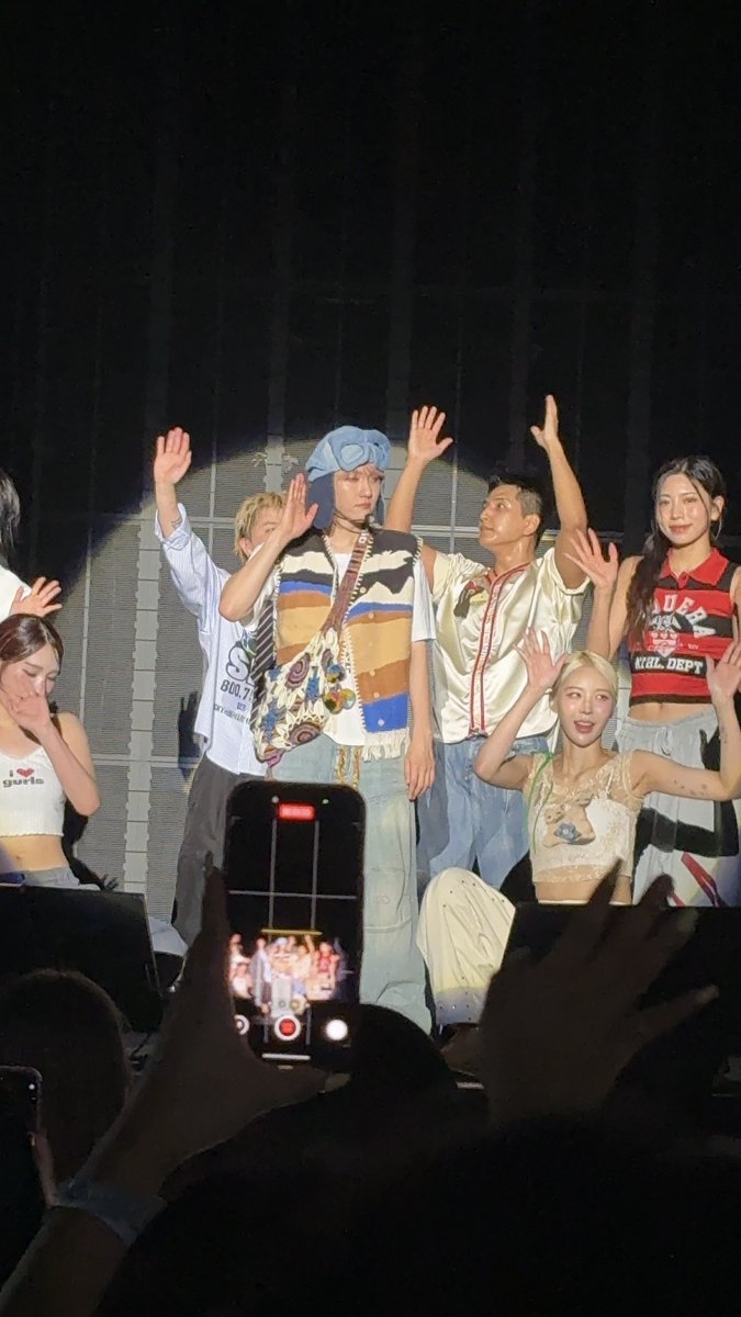 kkulbaek's tweet photo. @bambibbh16 just wanted to say those girls were so rude, they were 2 rows ahead directly infront of me and kept holding their phone soooo high despite not having anything blocking their view to not only record baek but also themselves and ruined the view for so many people my view bc of them https://t.co/nRUjUUjDmr