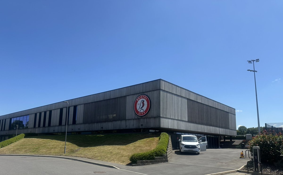 AdrianHarvie's tweet image. Always good to be out visiting clubs again, now they’re back in for pre-season. Great to catch up with friends, old colleagues and current players in our pathway at both the Bristol clubs 🏴👌🏻