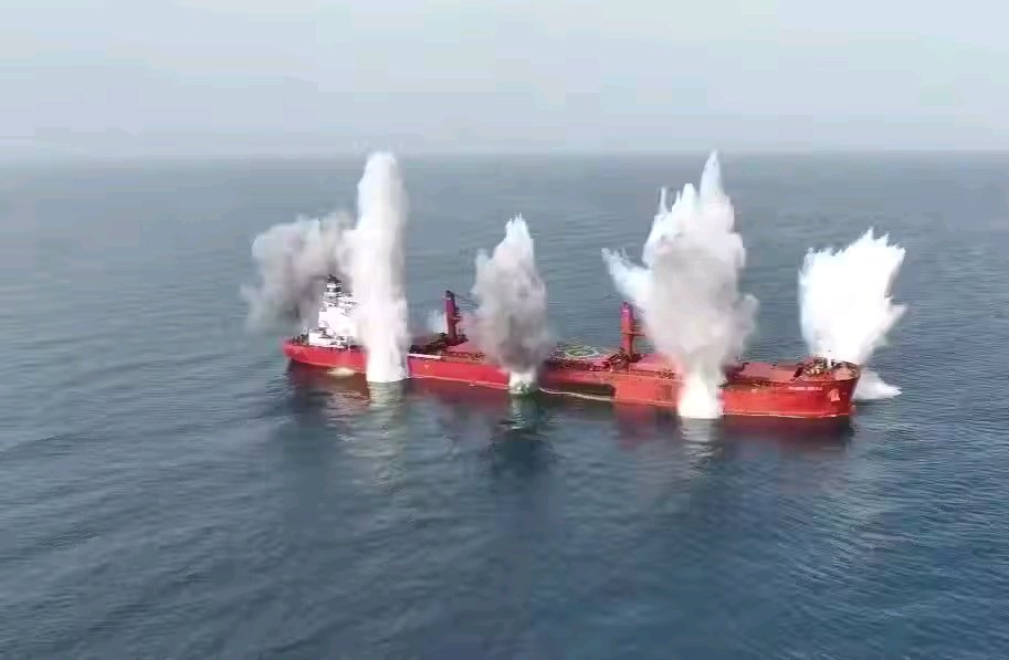 أشفيتم صدورنا ورفعتم  رؤوسنا  نعم الرجال أنتم  فخر كل المسلمين وعزنا  ومجدنا  أنتم 
يا أبطال البحرية