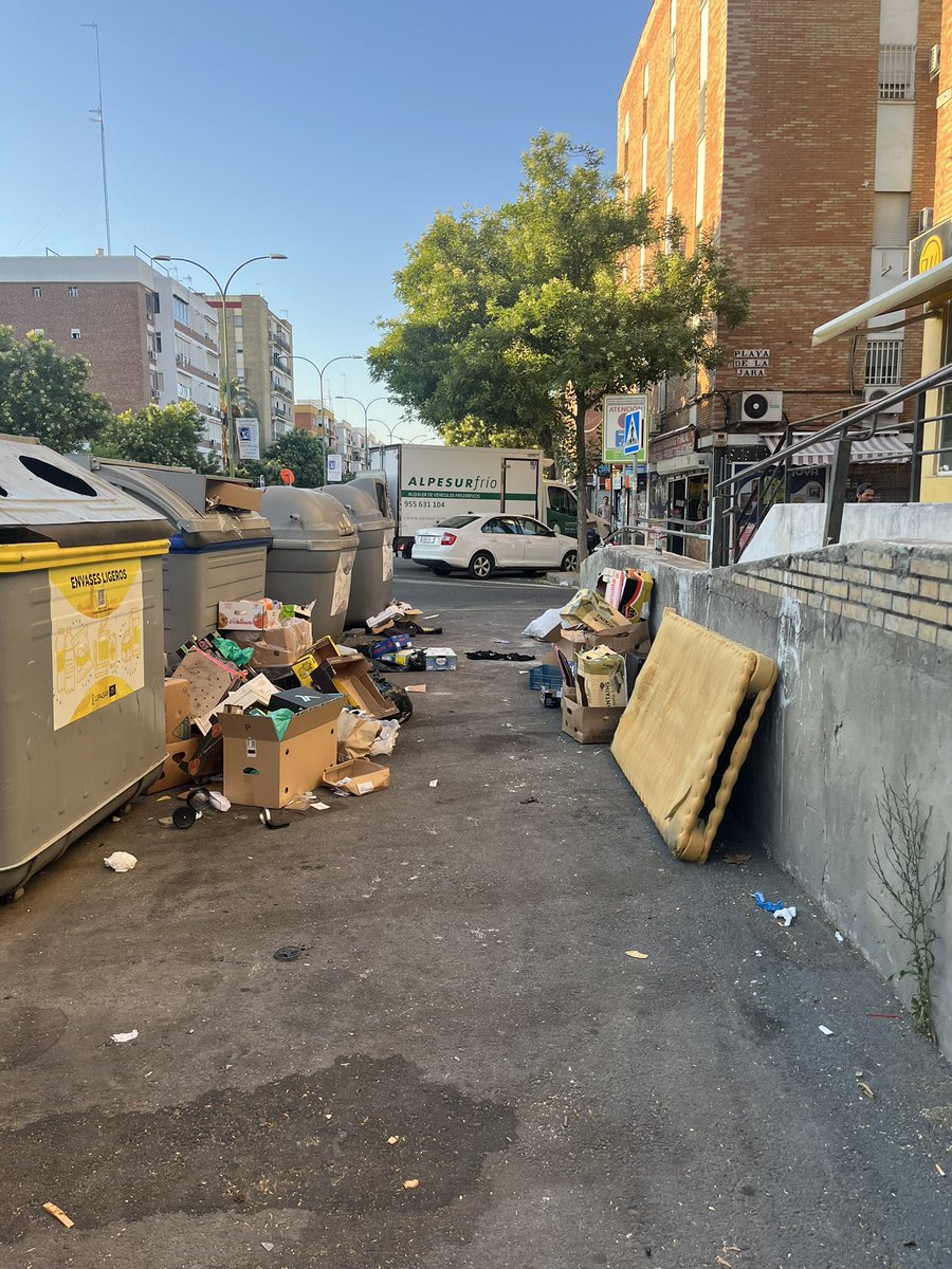 Es indecente tener los barrios de Sevilla en este estado, siento vergüenza como sevillano. <a href="/LipasamSevilla/">Lipasam</a> falla, el <a href="/Ayto_Sevilla/">Ayuntamiento de Sevilla</a> falla y siempre se acaba limpiando a base de denuncia.Cuando va a funcionar la limpieza? Bombos atascados y falta de higiene <a href="/DtoMacarena/">Distrito Macarena (Sevilla)</a> C/Fedriani