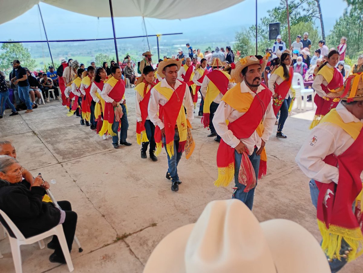 artechiconahui's tweet photo. En nuestros recorridos culturales, visitamos la iglesia del Calvario en el Cerrito Colorado, donde tuvimos la oportunidad de ver la llegada de la imagen del señor Santiago y de la virgen de la Inmaculada Concepción.
Felicidades a los organizadores en especial a la señora Leonor. https://t.co/Gx0H86Xumj
