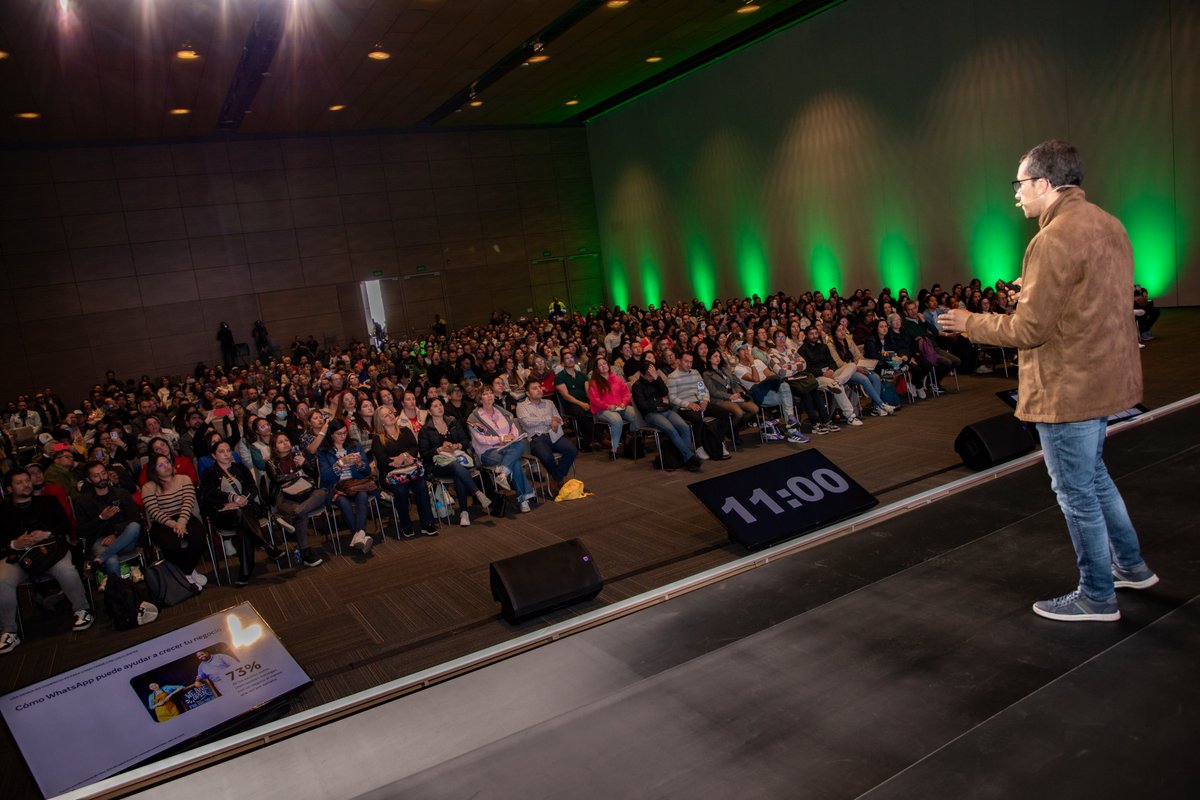 BogotaTransito's tweet photo. 📚 Así avanza la jornada de capacitación con expertos de @Meta en el #MetaDayColombia.
#AquíSíPasa Hoy, emprendedores de Bogotá, mi ciudad, mi casa, aprenden a usar la IA de Facebook, Instagram y WhatsApp, para fortalecer la presencia digital de su marca. https://t.co/L0fa4CmCCr