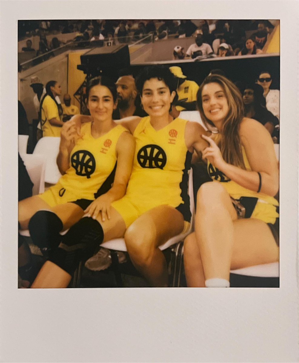 ainhoalopezr8's tweet image. Brutal experiencia en el @quai54wsc con El Pacto 🤝🏼🇪🇸🦇💛 #Quai54 #streetball #RolandGarros