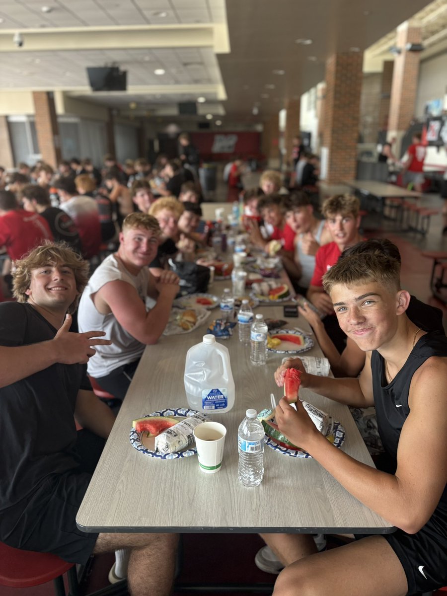 Big thanks to all the amazing parents who served our Muskego Warrior Football players a great lunch today! 👏 And huge appreciation to our coaching staff for your dedication and hard work with our kids this summer. #WarriorFamily #MuskegoHSFB