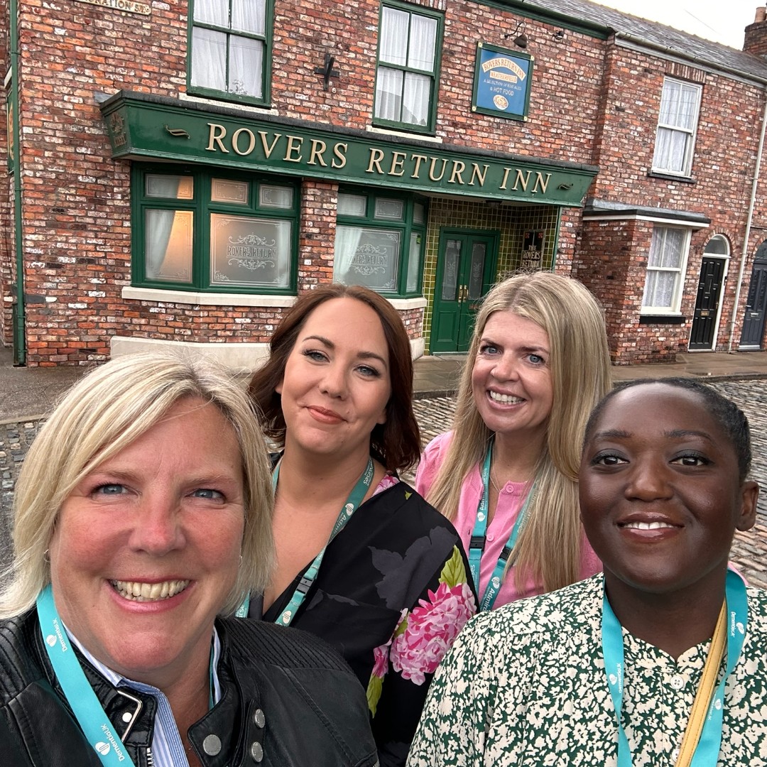DementiaUK's tweet image. On Sunday we visited @itvcorrie. 📺
We have worked closely with the production team for a number of months, supporting and advising on Debbie Webster’s #YoungOnsetDementia storyline.
We had a brilliant day. Admiral Nurses @SophieDodswort3, Wonda Heritage and Yvonne Biney gave…