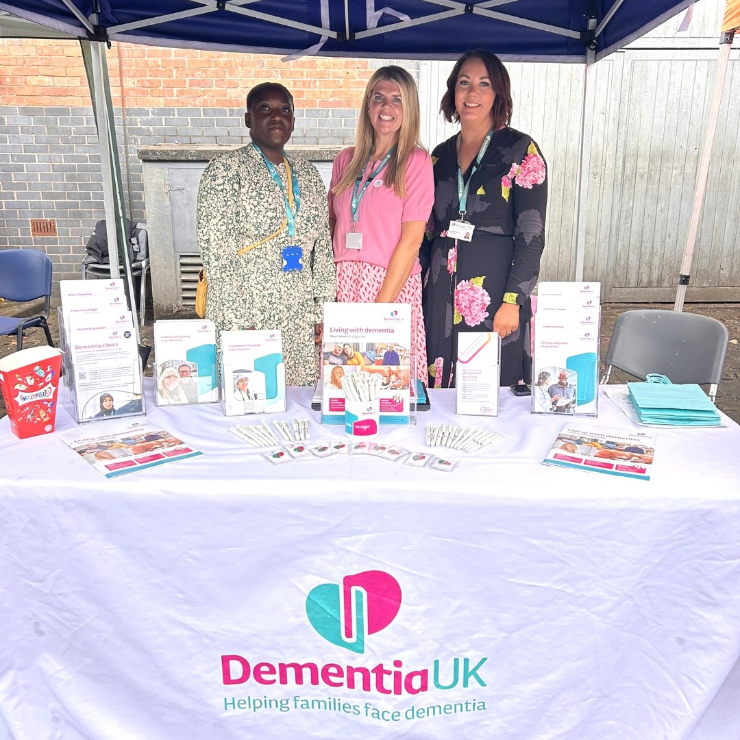 DementiaUK's tweet image. On Sunday we visited @itvcorrie. 📺
We have worked closely with the production team for a number of months, supporting and advising on Debbie Webster’s #YoungOnsetDementia storyline.
We had a brilliant day. Admiral Nurses @SophieDodswort3, Wonda Heritage and Yvonne Biney gave…