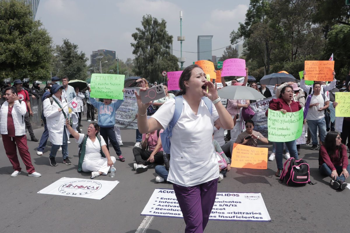 Personal de Salud de la Fuerza Independiente de Trabajadores de la Salud (FINTRAS) que estaba protestando en Reforma está encapsulado por policías en la lateral de Periférico y Anatole France.
